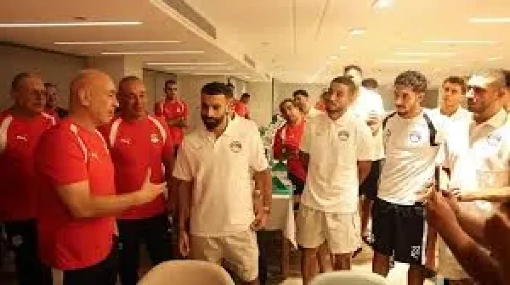 لاعبو منتخب مصر يحتفلون بالتؤام