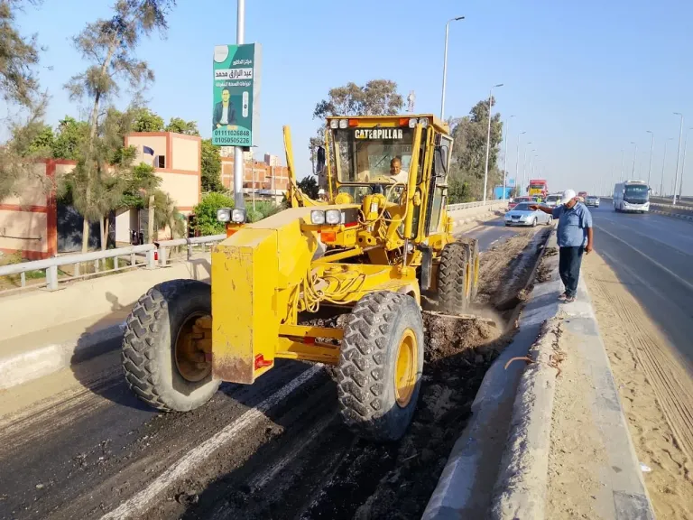 الانتهاء من إزالة الأسفلت المتضرر بطريق الخدمة في إيتاي البارود