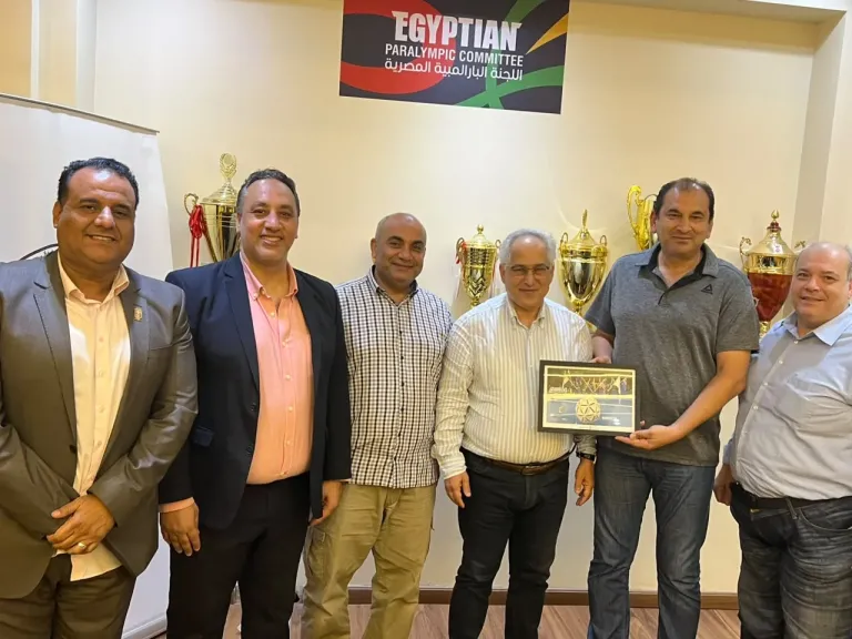 خالد سمير يسلم الدرع للجنة البارالمبية