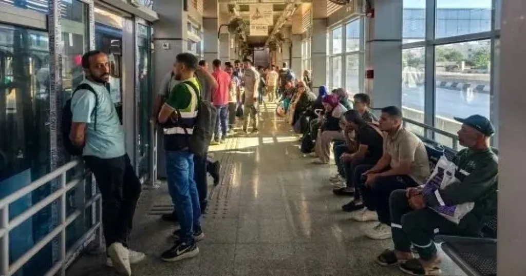 توافد الركاب على محطات المرحلة الثانية للأتوبيس الترددي السريع