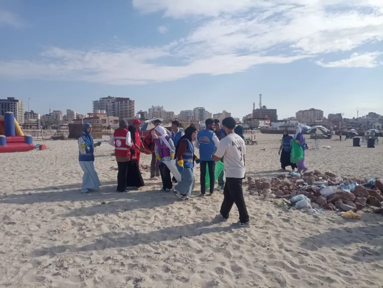 مبادرة بإيدينا تجمع 120 كيلو من المخلفات من شاطئ الهنا بمطروح