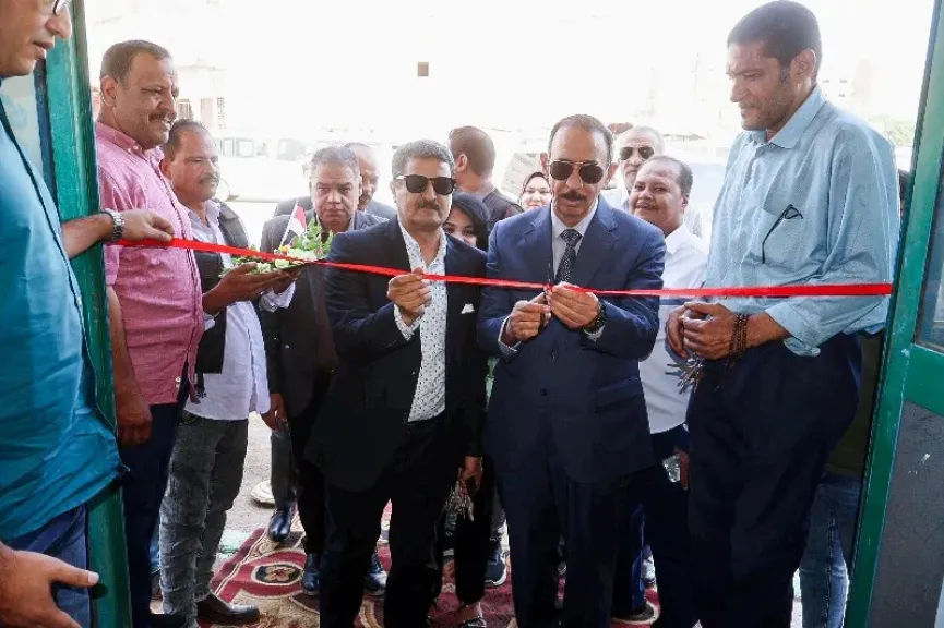 افتتاح محافظ سوهاج معرض منتجات للزيوت والمنظفات