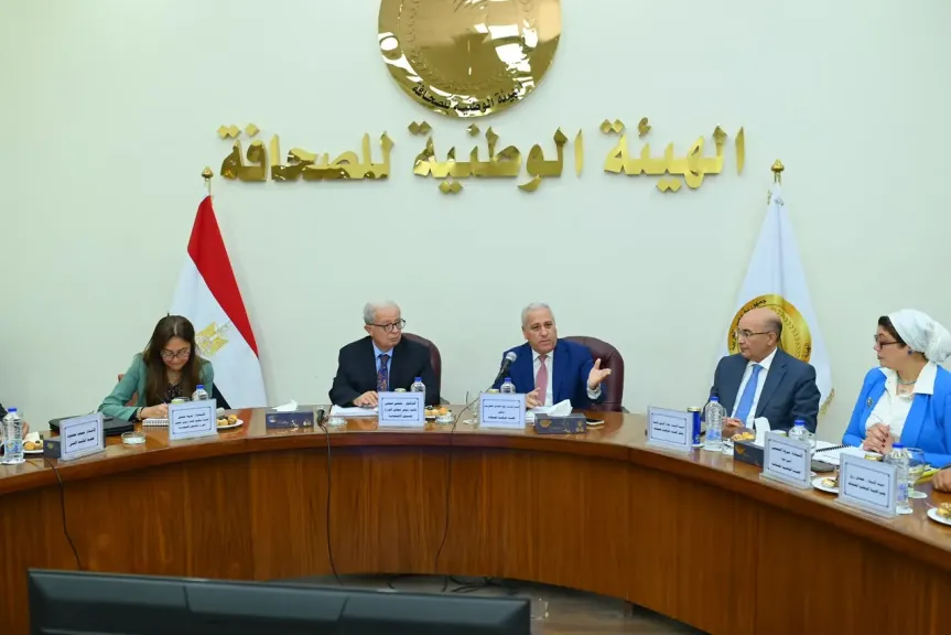 الدكتور حسين عيسى خلال الاجتماع في الهيئة الوطنية للصحافة 