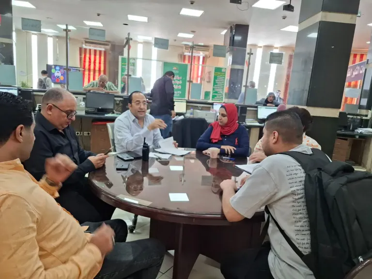 الدكتور أشرف تامر غالي، رئيس الحي خلال اللقاء الأسبوعي لخدمة المواطنين