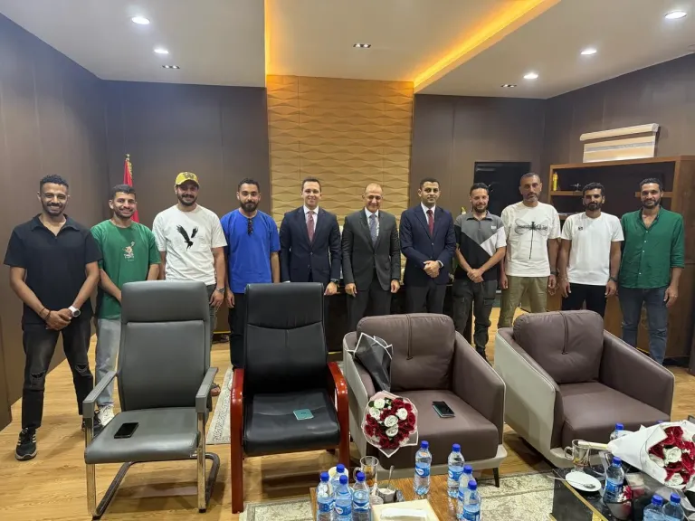 وصول البحارة المصريين إلى مقديشيو تمهيدًا لسفرهم إلى القاهرة برفقة السفير المصري 
