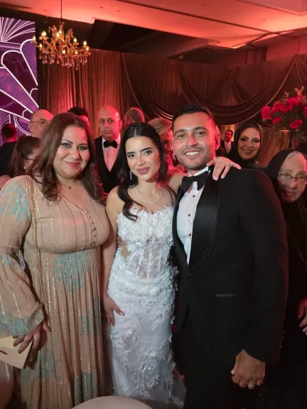 المخرجة هند عادل تهنئ النائبة أمل رمزي بزفاف أبنتها الدكتورة هانية علي المهندس نور عبداللطيف