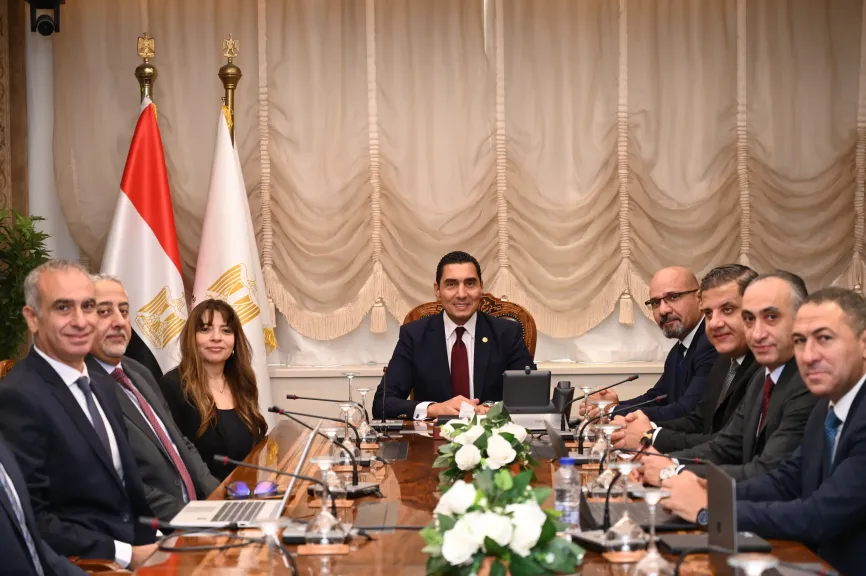 وزير الشباب والرياضة يبحث مع البنك الأهلي المصري وشركة روابط تعزيز التعاون في اكتشاف ورعاية المواهب وتطوير مراكز الشباب