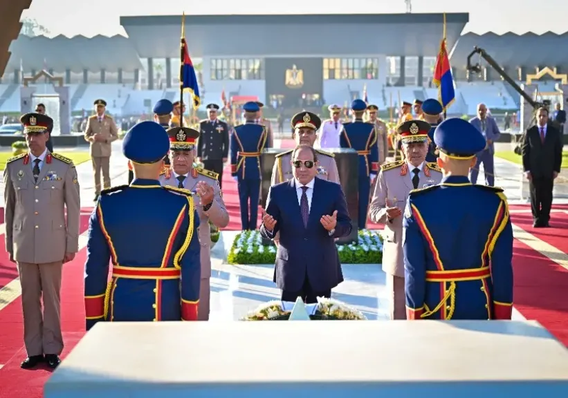  الرئيس عبد الفتاح السيسي القائد الأعلى للقوات المسلحة، يضع إكليل من الزهور على النصب التذكاري