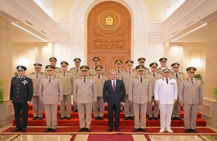 الرئيس السيسي يتوسط صورة تذكارية مع أعضاء المجلس الأعلى للقوات المسلحة