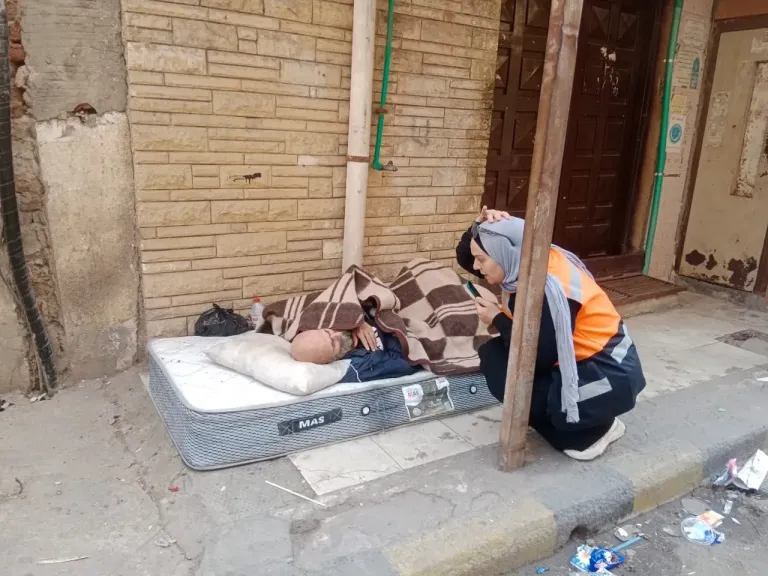 التدخل السريع يستجيب لبلاغ وينقل مسنًا بلا مأوى إلى دار للرعاية