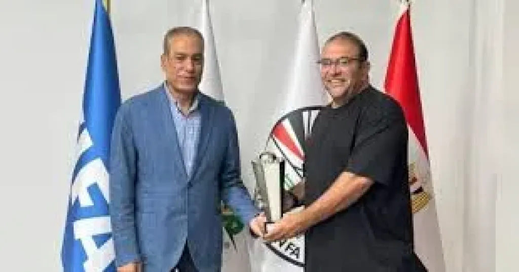 منتخب الشباب يسلم كاس بطوله شمال افريقيا لاتحاد الكره