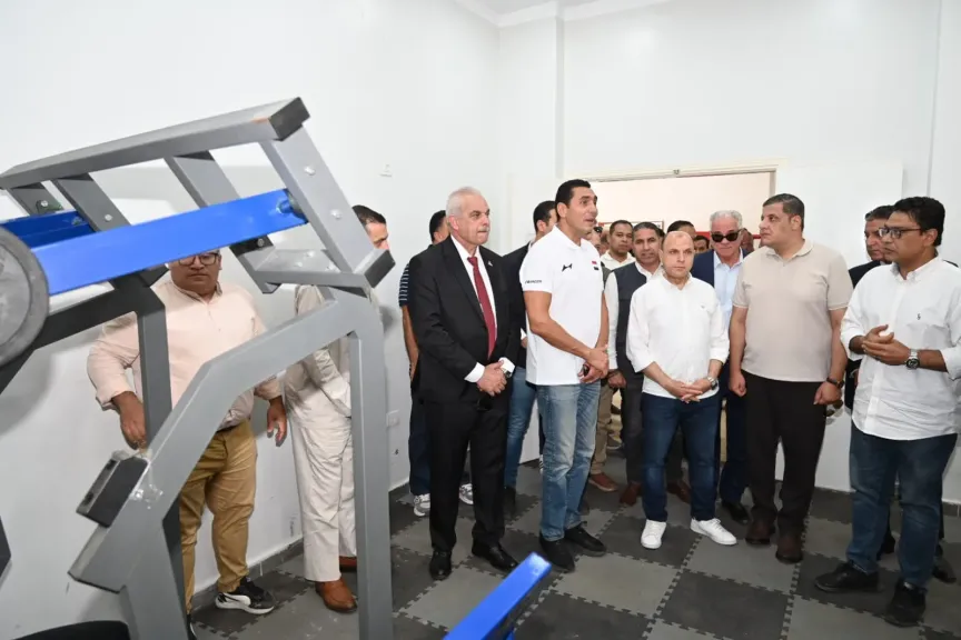 وزير الشباب ومحافظ الغربية خلال الجولة التفقدية بمركز شباب نهطاي بزفتى