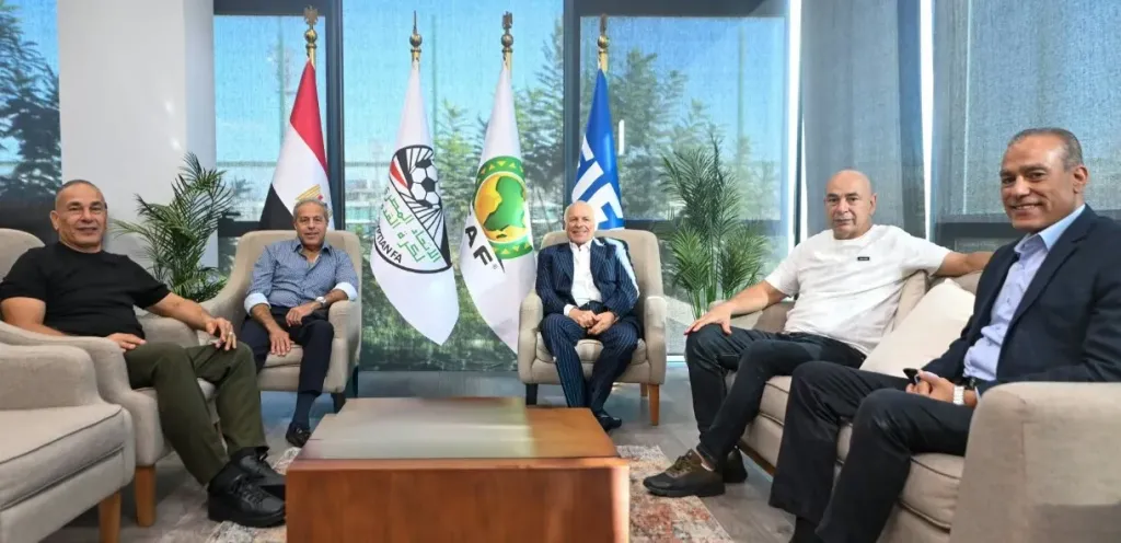هاني أبو ريدة يستقبل حسام وإبراهيم حسن