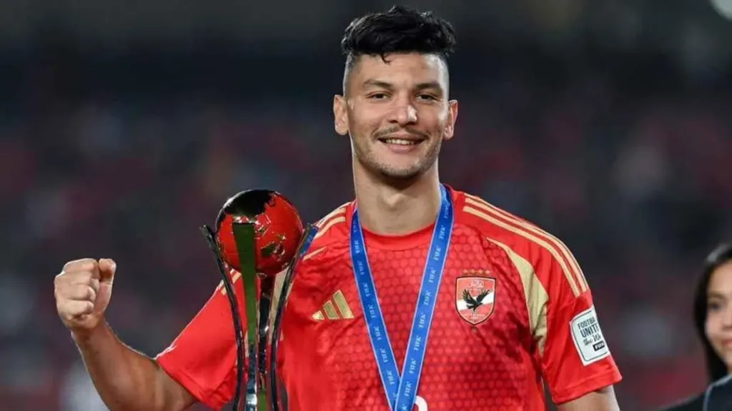 أشرف داري لاعب الأهلي