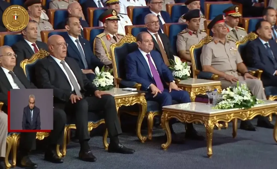 الرئيس عبد الفتاح السيسي يشاهد فقرة بعنوان الآلة الزمنية