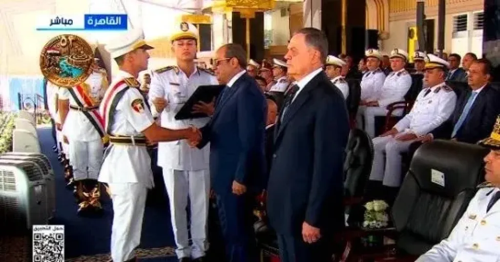 الرئيس السيسي يقلد أوائل الخريجين أنواط الامتياز
