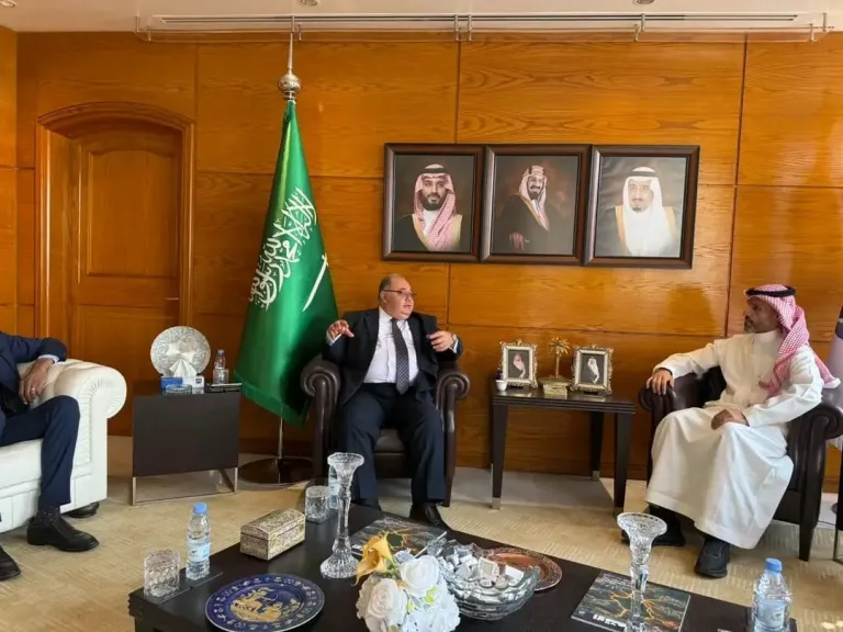  قنصل مصر في الرياض يتابع أحوال المصريين المـقيمين فى الدمام والخبر