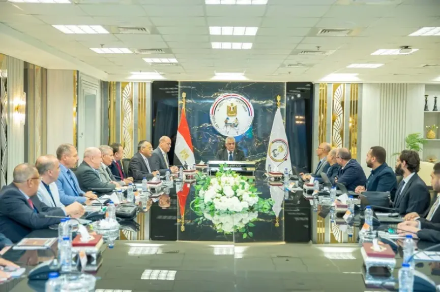 اجتماع وزير الدولة للإنتاج الحربي مع عدد من قيادات الوزارة والهيئة القومية للإنتاج الحربي