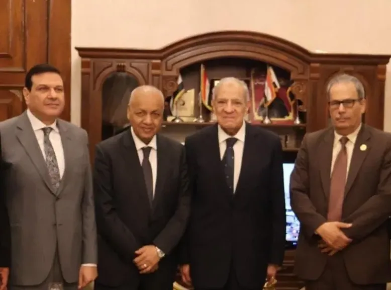 القاضي مجدي علي قاسم خلال استقباله المهندس ابراهيم محلب والنائب مصطفي بكري