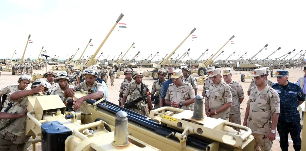 جانب من جولة وزير الدفاع 