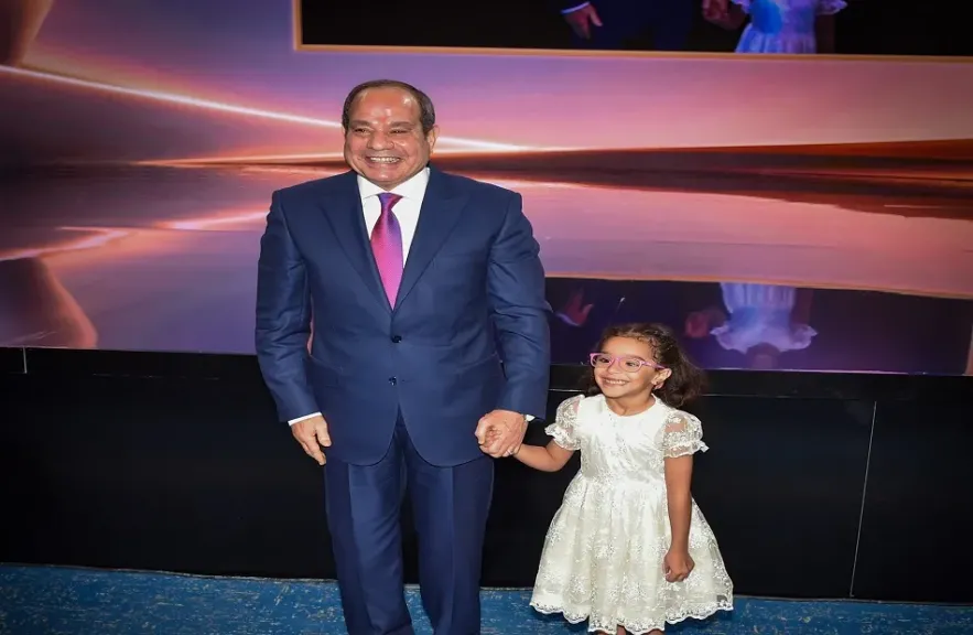 الرئيس السيسي يصافح شابًا من ذوي الهمم والطفلة تاليا