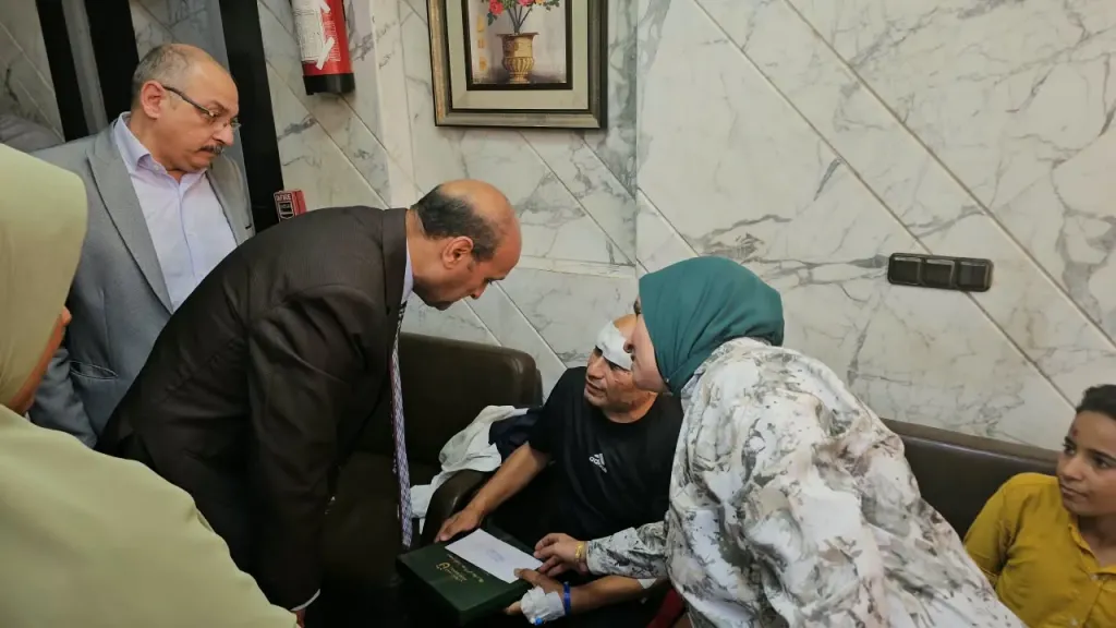 محافظ يزور المصابين الحادث