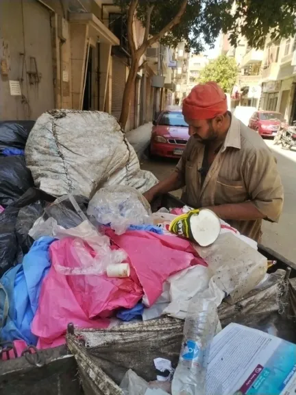 جانب من النباشين القمامه