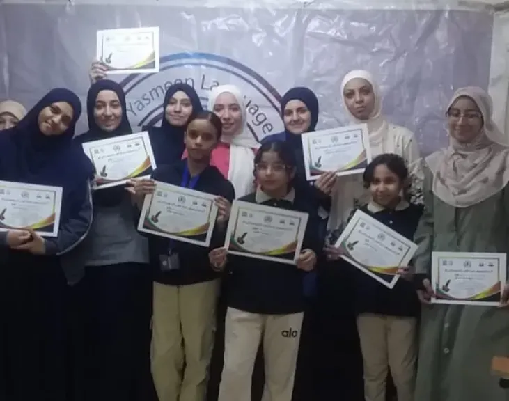 طالبات المدرسة  أثناء التكريم 