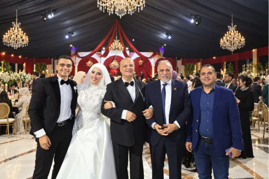 الدكتور عبد الهادى القصبى يشارك العروسين فرحتهم