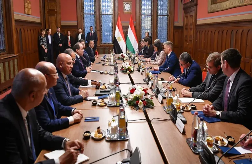السيد الرئيس السيسي يلتقي رئيس وزراء المجر بمقر البرلمان المجري في بودابست