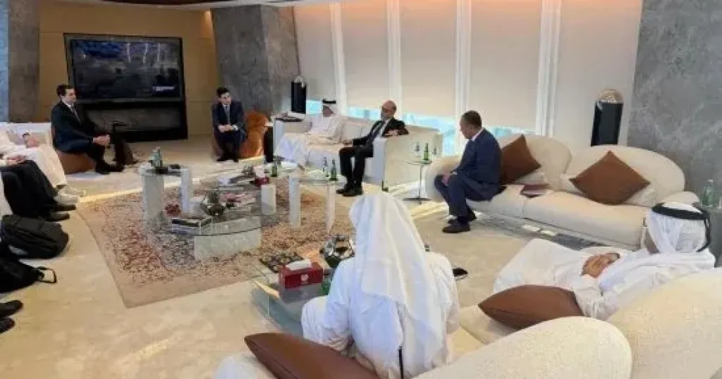 وزير الاستثمار وجانب من اللقاء