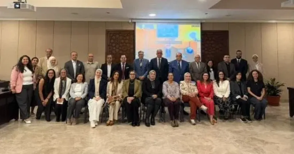 الدكتور محمود محيي الدين أستاذ الاقتصاد بجامعة القاهرة وجانب من المائدة المستديرة