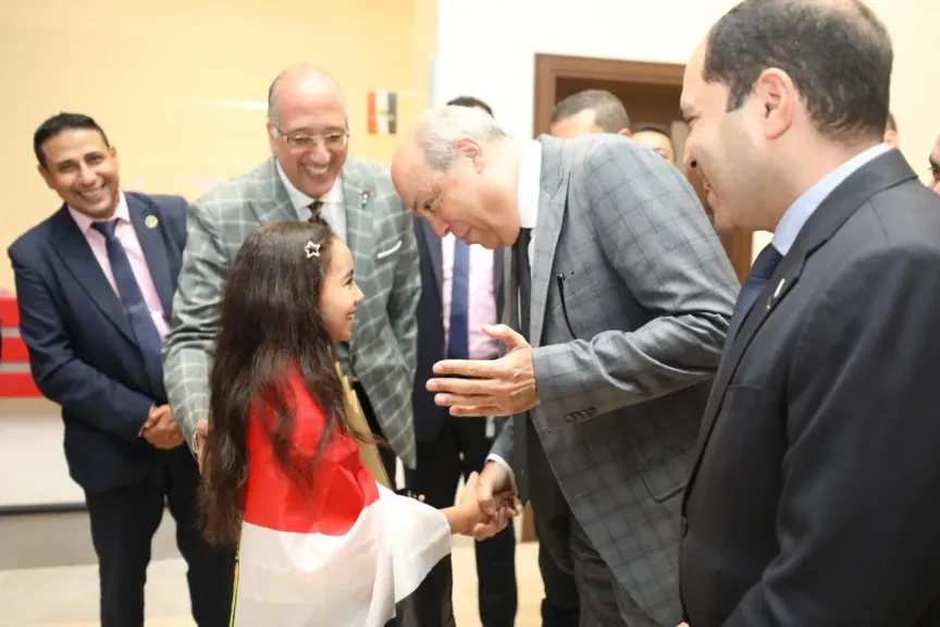 وزير الطيران يستقبل بطلة تحدى القراءة العربى