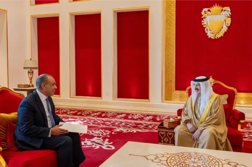 وزير الخارجية يسلّم رسالة خطية من الرئيس السيسي إلى ملك البحرين
