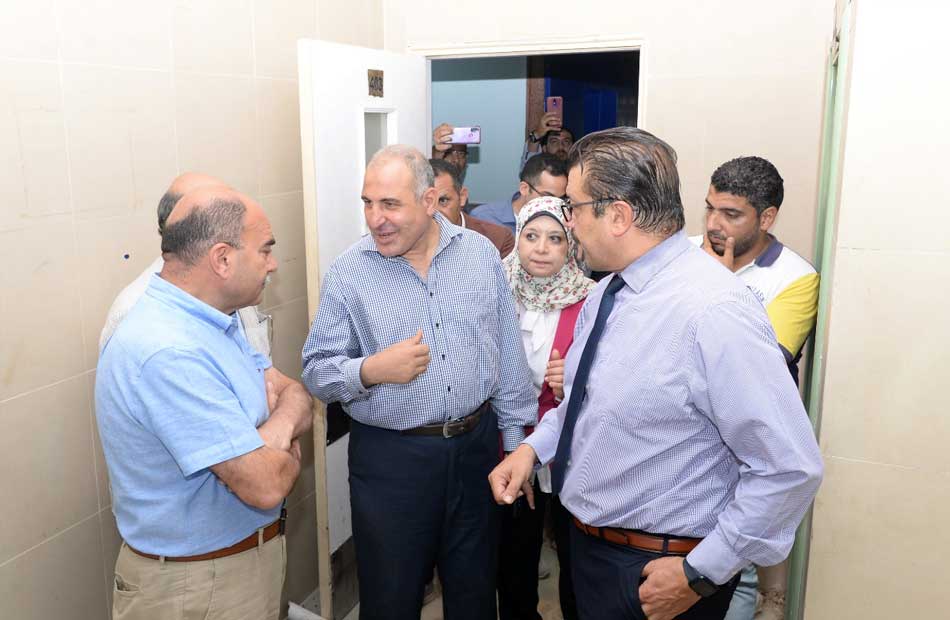 رئيس جامعة المنصورة يتفقد مجمع العنايات المركزة بالمستشفى الرئيسي