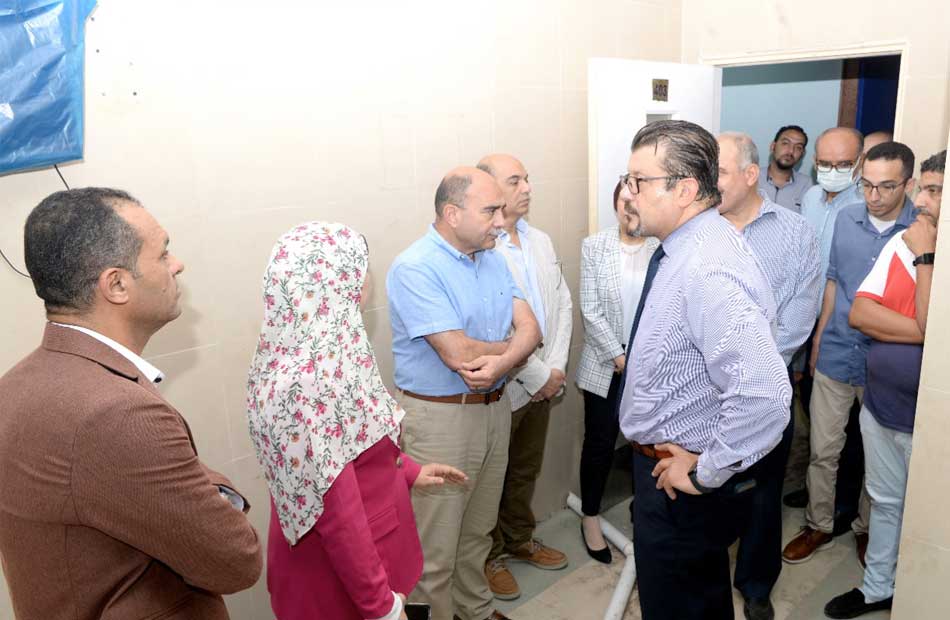 رئيس جامعة المنصورة يتفقد مجمع العنايات المركزة بالمستشفى الرئيسي