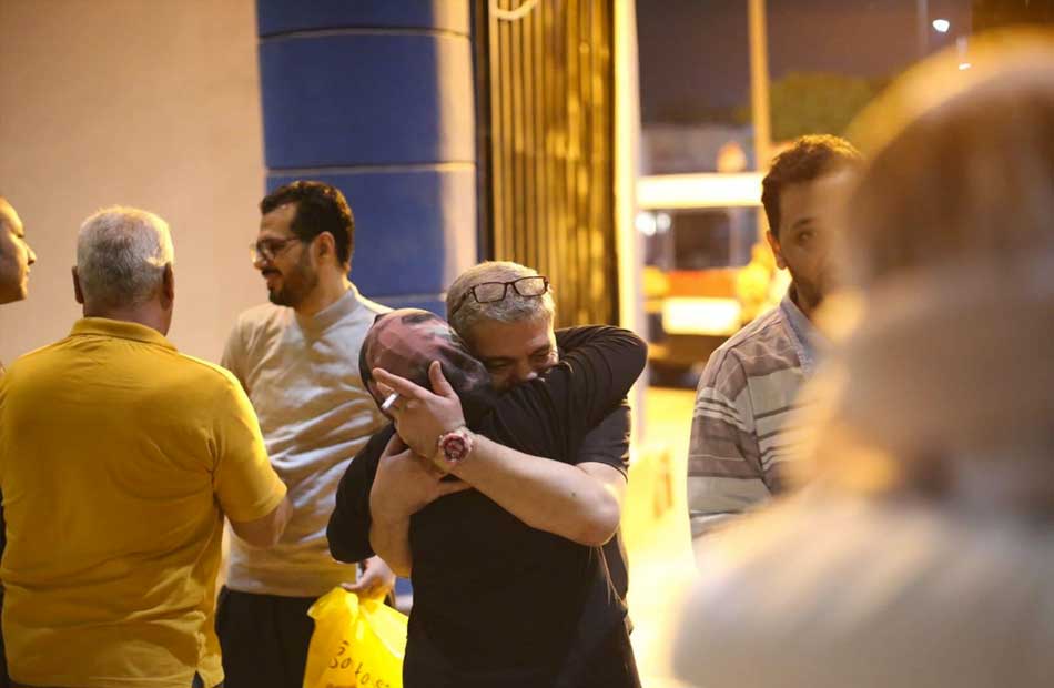 طارق الخولي ينشر صور المفرج عنهم اليوم من المحبوسين احتياطيًا