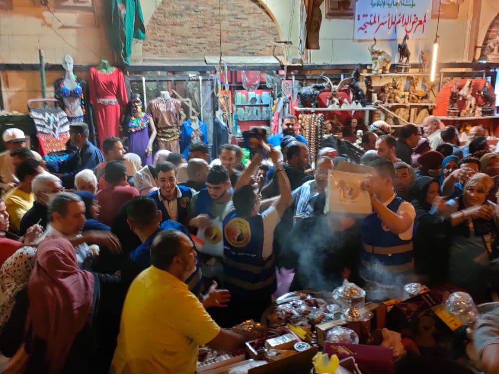 توزيع الحلوى