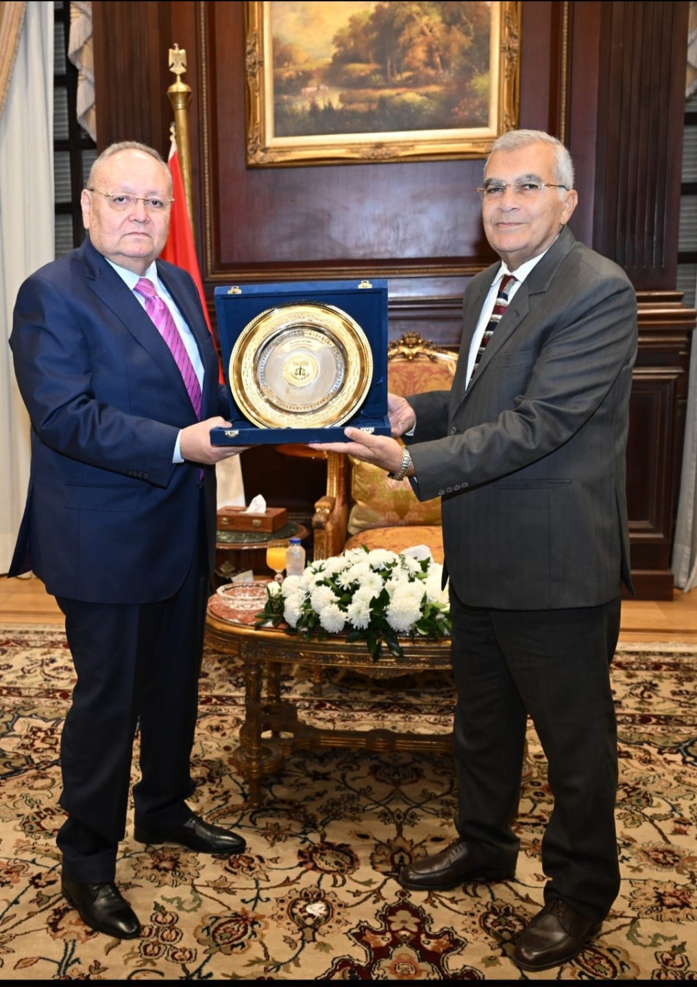 ٠٠