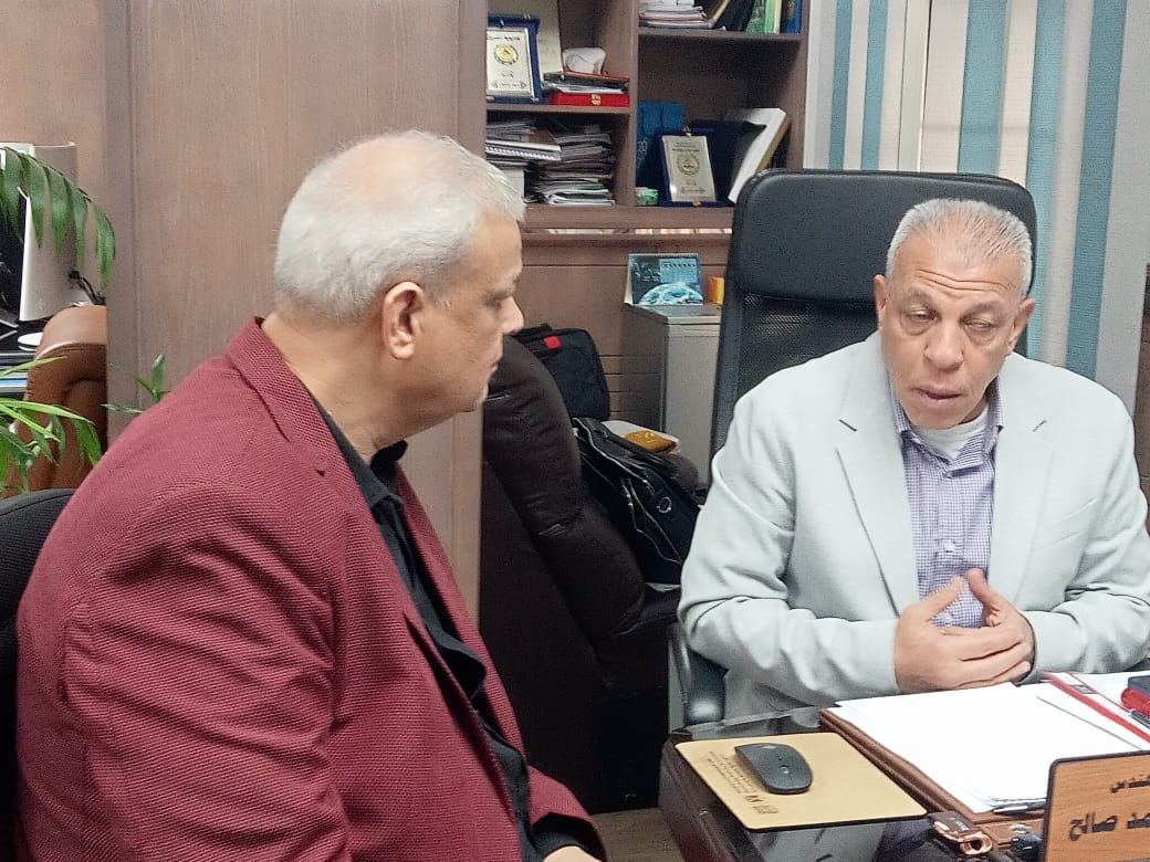 رئيس التحرير أثناء الحوار مع اللواء شريف صالح