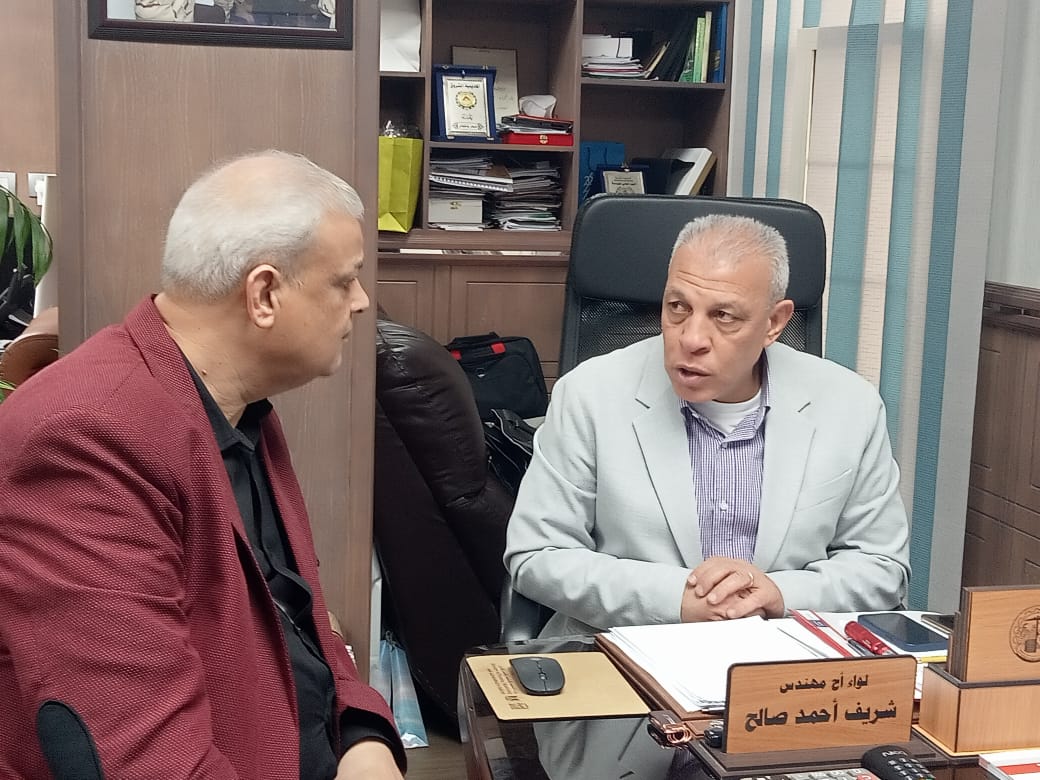 رئيس التحرير أثناء الحوار مع اللواء شريف صالح